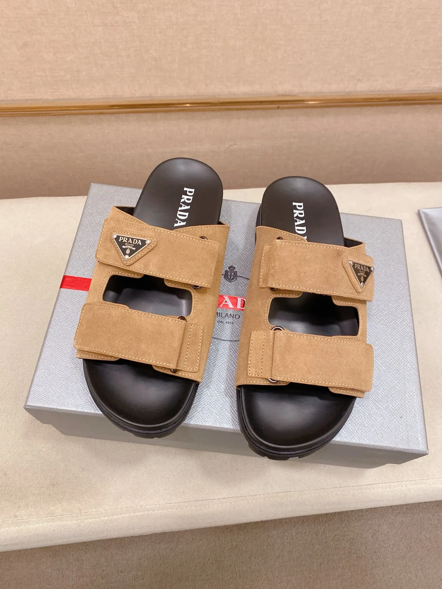 Men's shoes 💰: 440💰 [PRADA Slippers] High-end men's shoes brand official website 1:1 latest masterpiece: original mold opening and customization, the fabric is made of imported suede cowhide original material, upgraded outsole, lighter and non-slip. The market's top quality, simple yet tasteful, a must-have for fashionistas, fashionable at your feet, full of confidence, the same style at the counter 👍The season of summer slippers is here. Code: 38-45